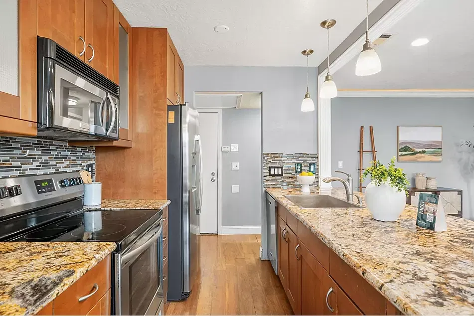 2 bed, 880 sqft, $1,900 — Photo 2