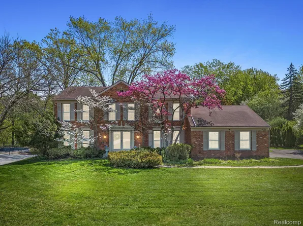4091 Shore Crest Dr, West Bloomfield, MI 48323