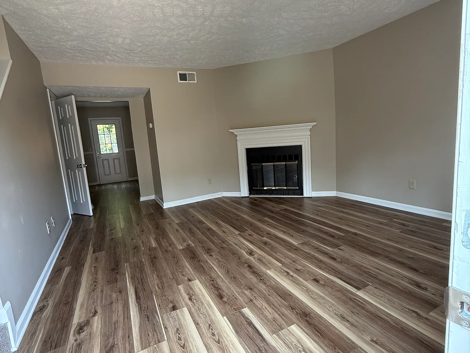 2 bed, 1.5 bath, 1100 sqft, $1,600 — Photo 3
