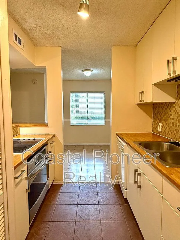 2 bed, 2.0 bath, 975 sqft, $1,450 — Photo 3