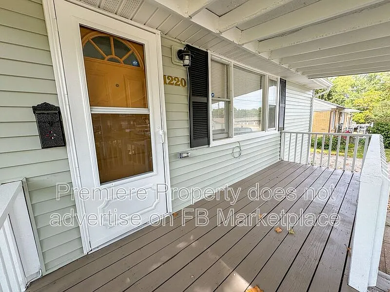 3 bed, 1.5 bath, 953 sqft, $1,300 — Photo 2