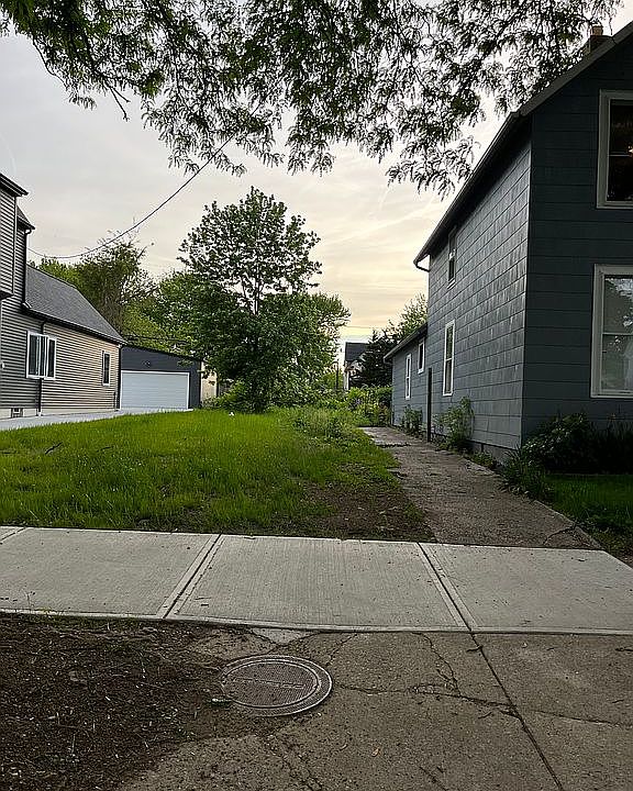 1st image of 1922 W 48th St
