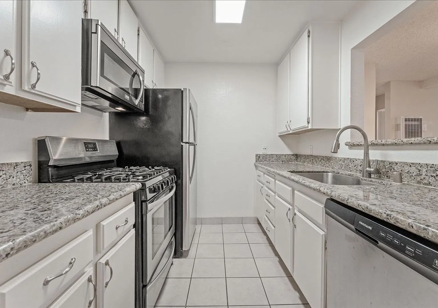 Spacious Two Bedroom Apartment Near DownTown Pasadena! — Photo 4
