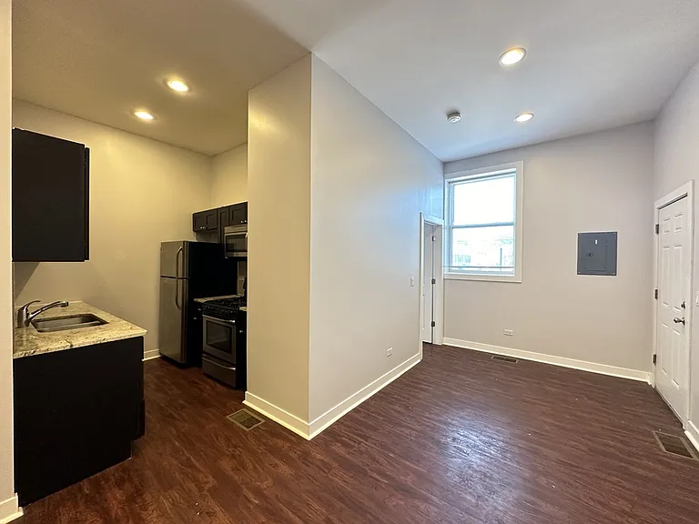 2944 W Montrose Ave #2 — Photo 7