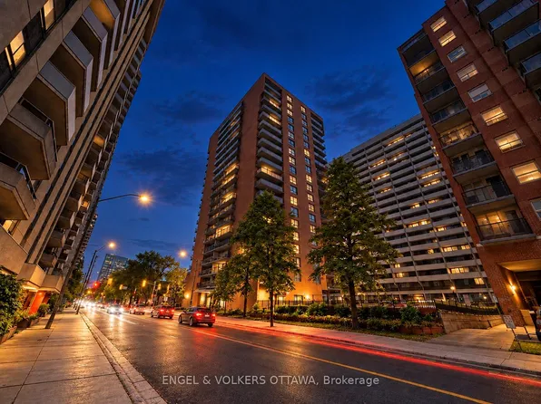 475 Laurier Ave W #606, Ottawa, ON K1R 7X1