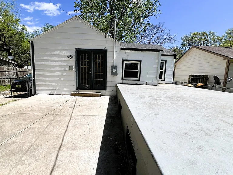 141 S Custer Ave — Photo 20