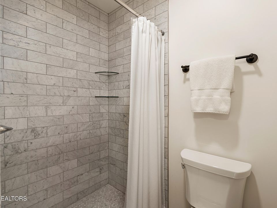 34th image of 284 Savannah Shores Dr