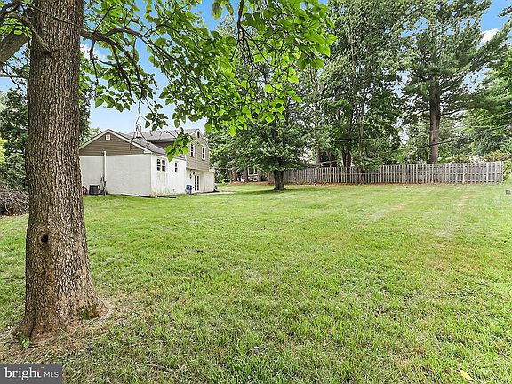 2nd image of 821 Sweetbriar Dr