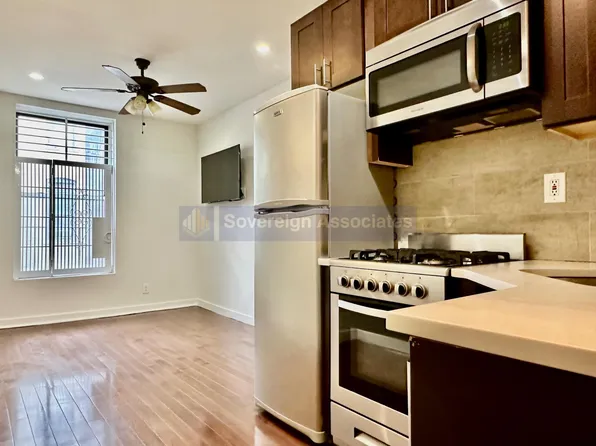 386 Manhattan Avenue image 1 of 8
