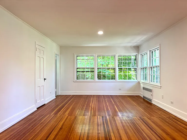 560 Taxter Rd — Photo 17