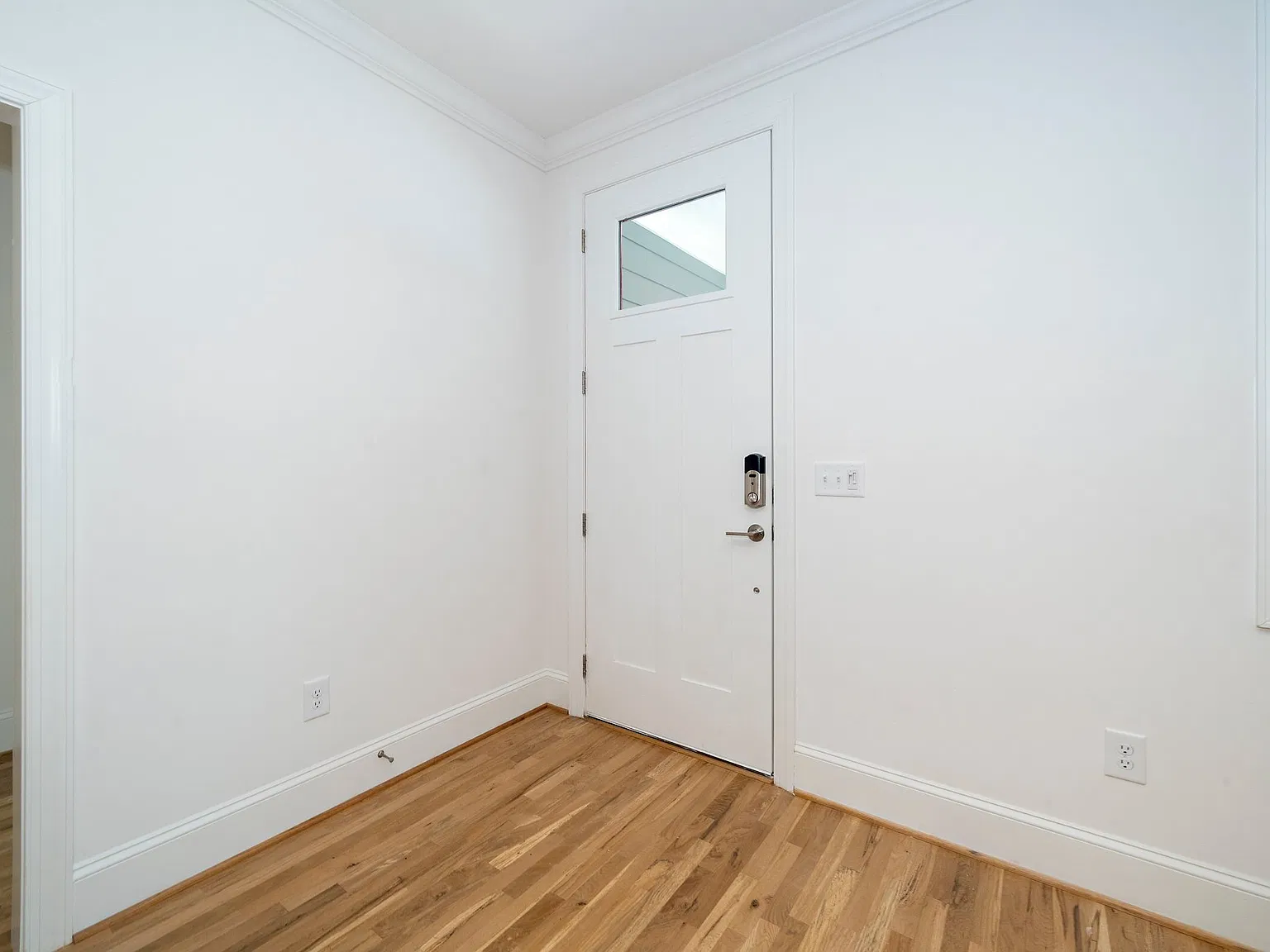 5 bed, 2035 sqft, $5,750 — Photo 3