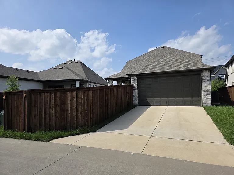 1212 Carnation Dr — Photo 3