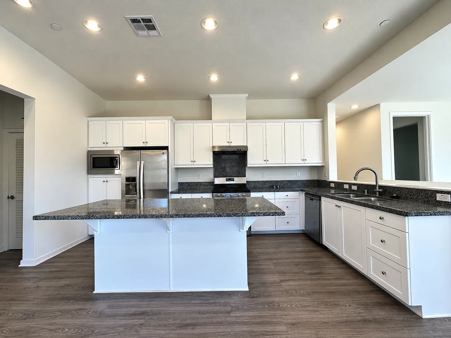 2 bed, 1355 sqft, $3,650 — Photo 3