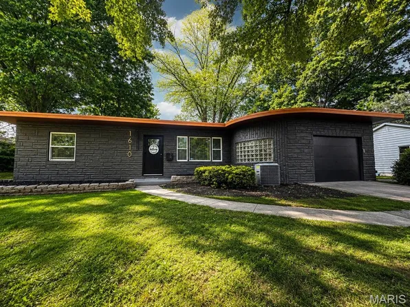 1610 Berkley Ln, Belleville, IL 62226