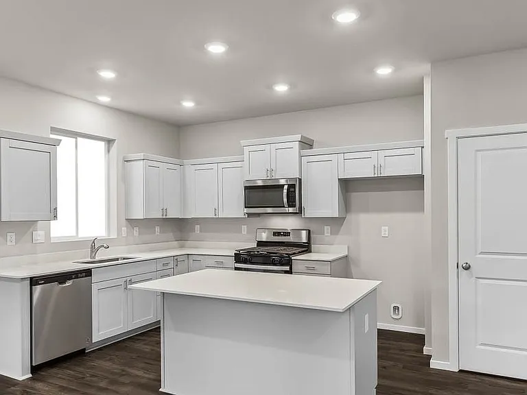 1441 SW Fielder Pl — Photo 10