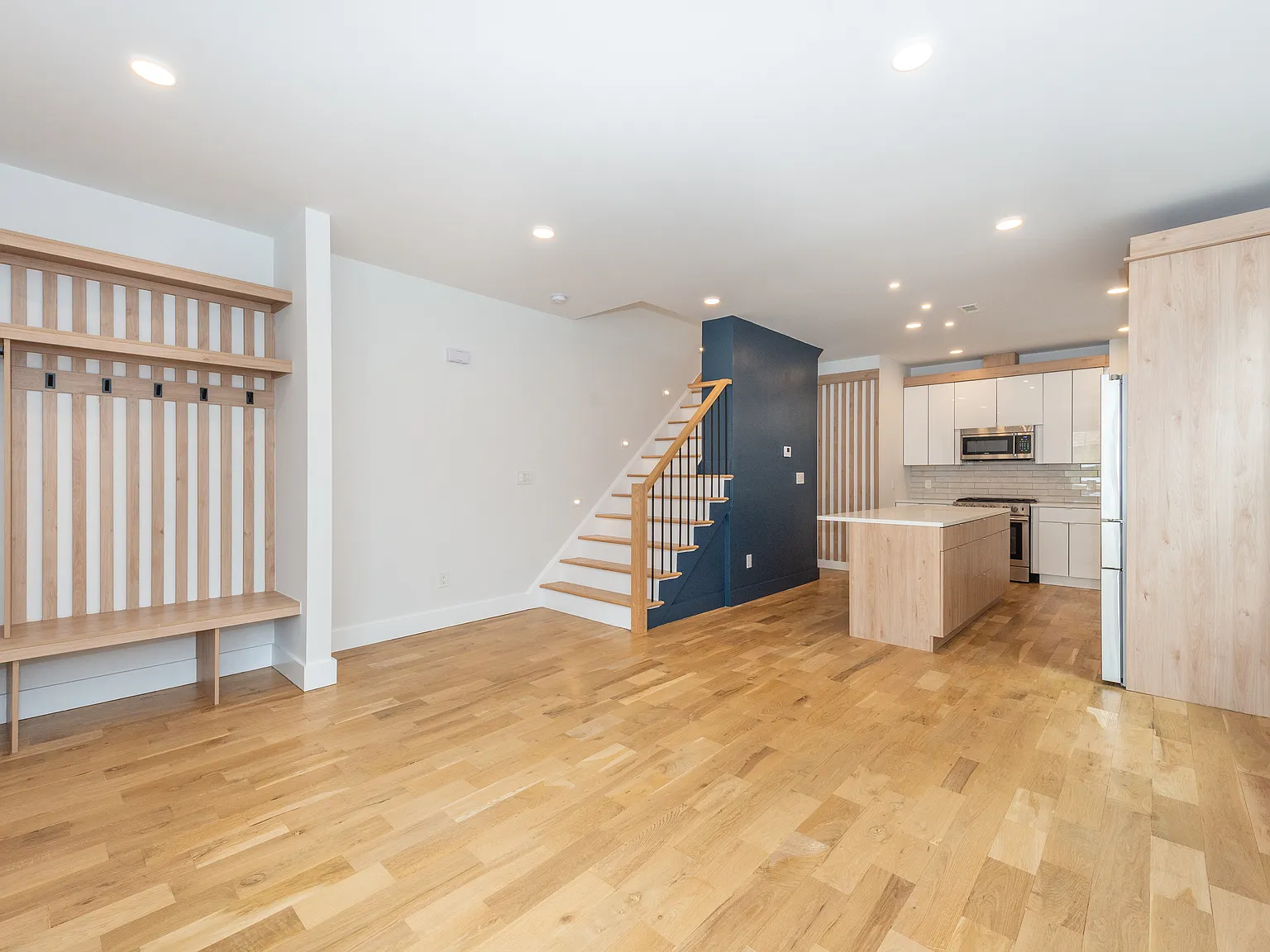3 bed, 3.5 bath, 3000 sqft, $5,700 — Photo 3