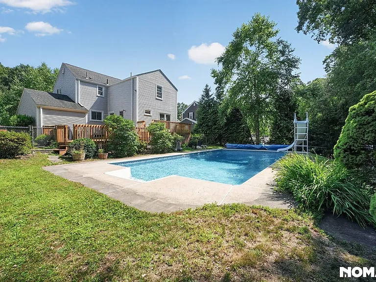 25 Surrey Ln — Photo 34