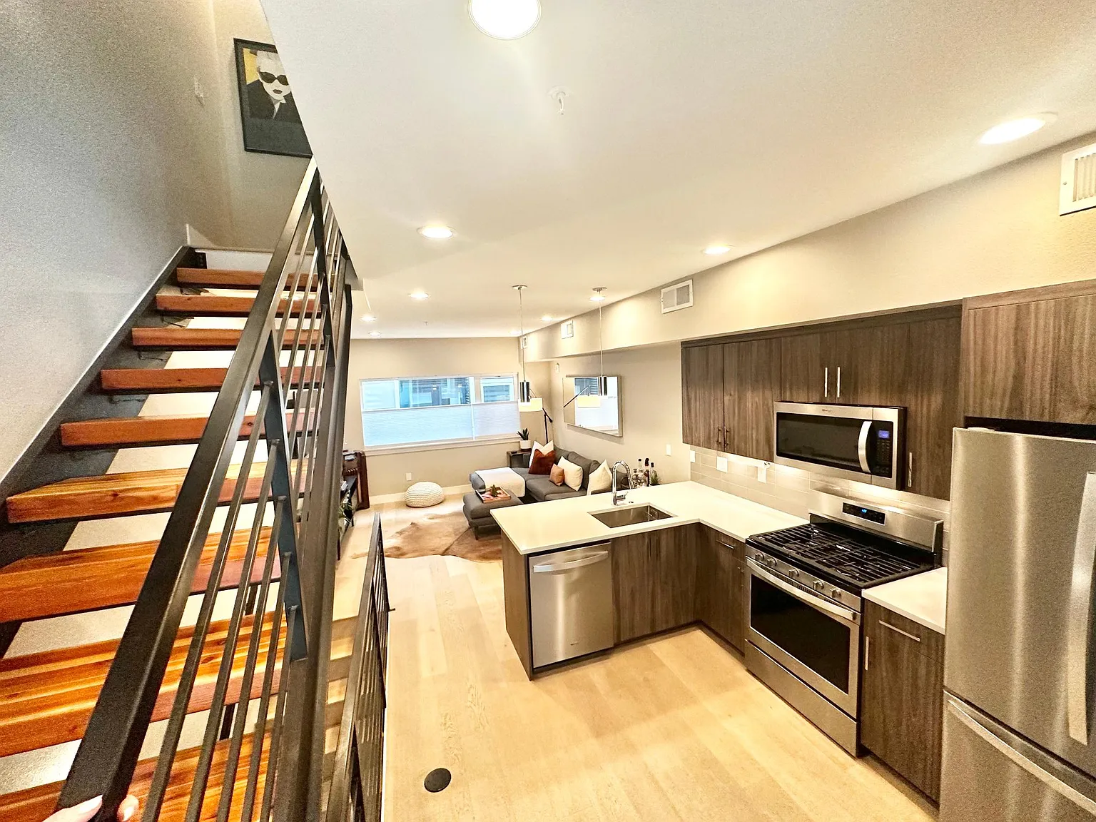 1 bed, 1.5 bath, 990 sqft, $2,900 — Photo 4
