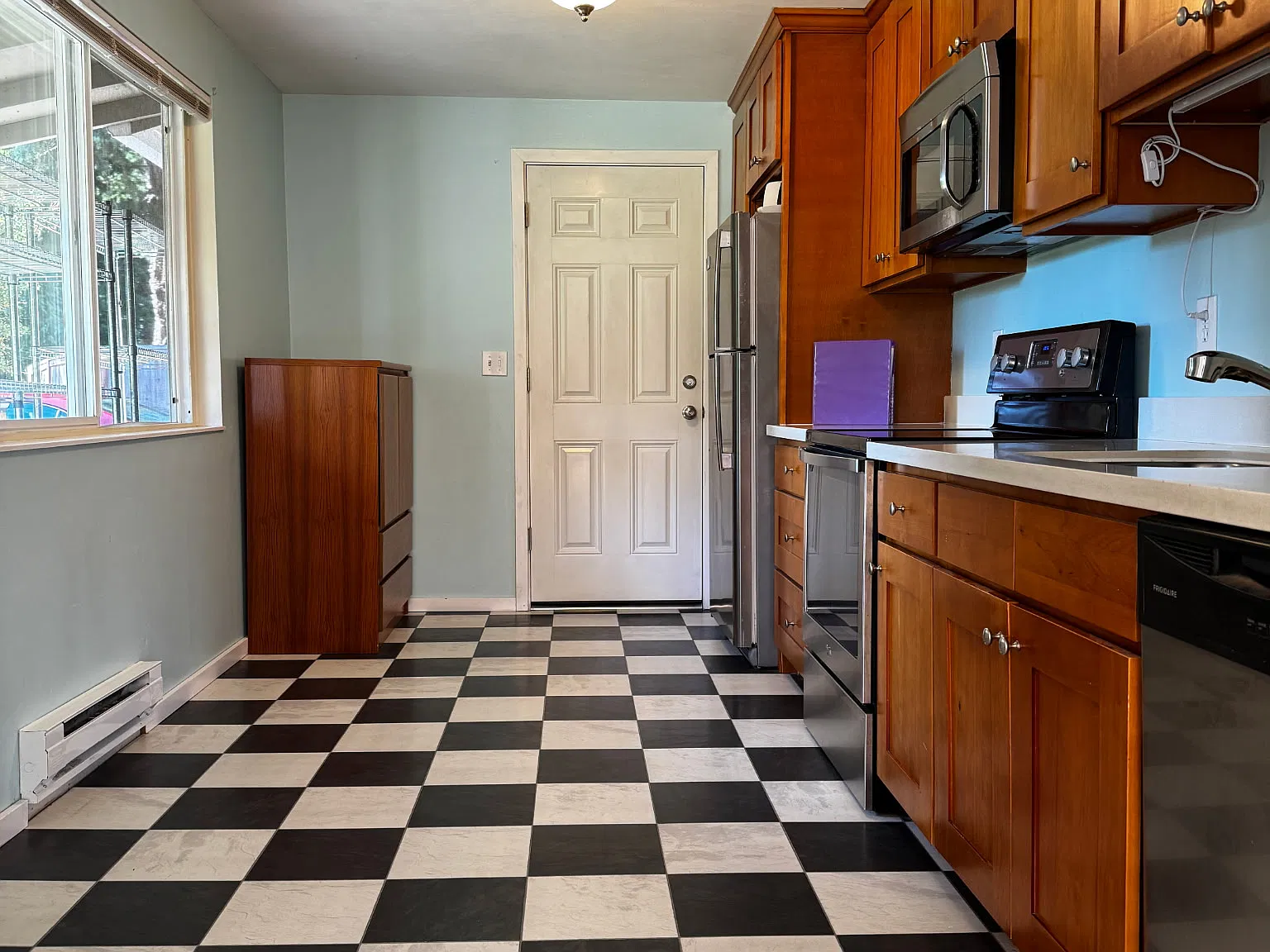 3 bed, 900 sqft, $2,650 — Photo 4