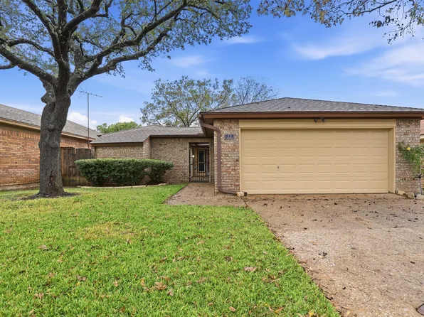 22 Doral Ct, Pantego, TX 76013