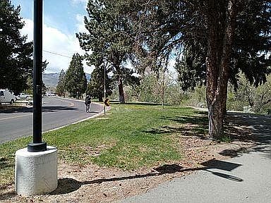 Walking paths along the Truckee River
