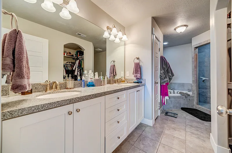 4 bed, 2.5 bath, 2350 sqft, $575 — Photo 3