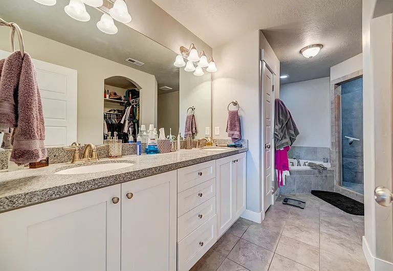 687 S 1840 W #MASTER ROOM — Photo 15