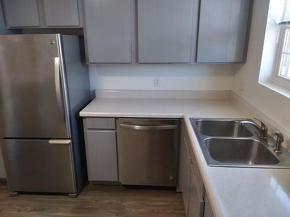 Lots of kitchen cabinets