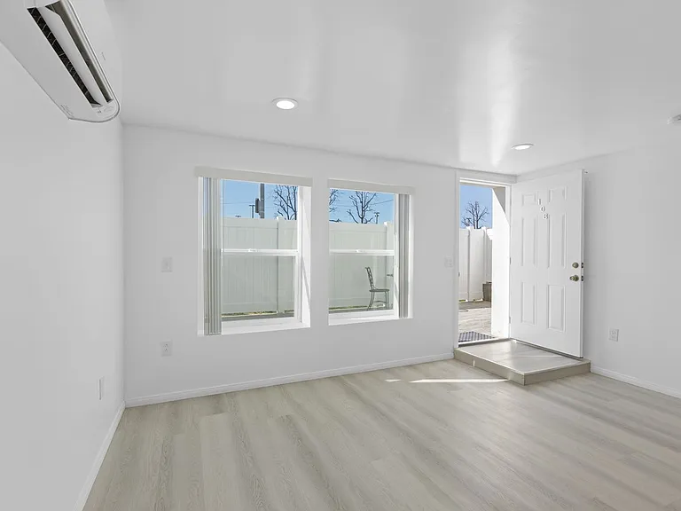 Gorgeous 2 Bed/2 bath apartment in excellent Sherman Oaks area! — Photo 6