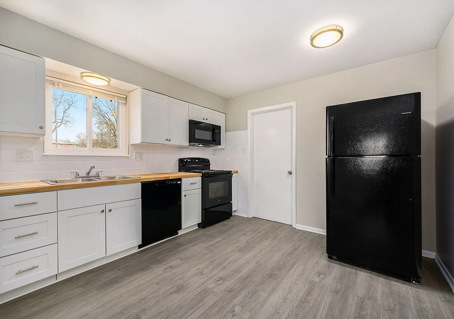 2BR/1BA Gladstone - Washer/Dryer in unit — Photo 1