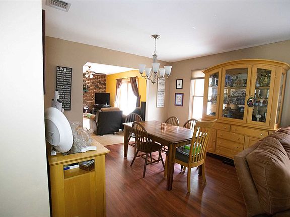5th image of 24 Essex Dr