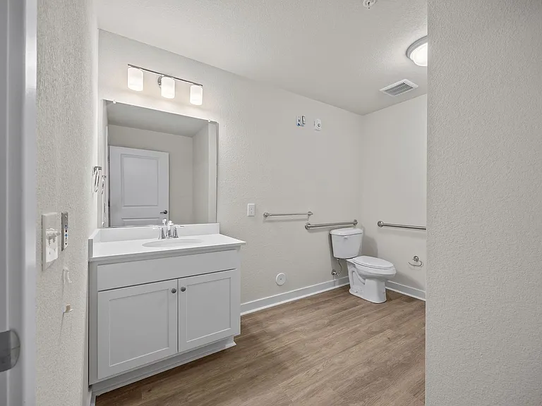 Harbor Village Apartments — Photo 34