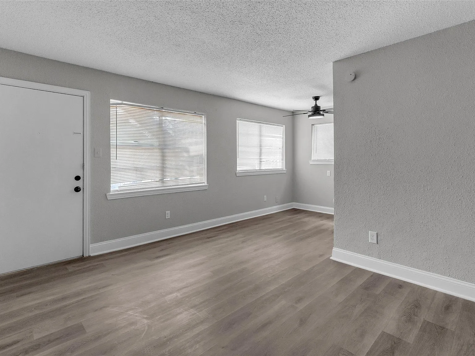 1 bed, 1.0 bath, 4832 sqft, $900 — Photo 2