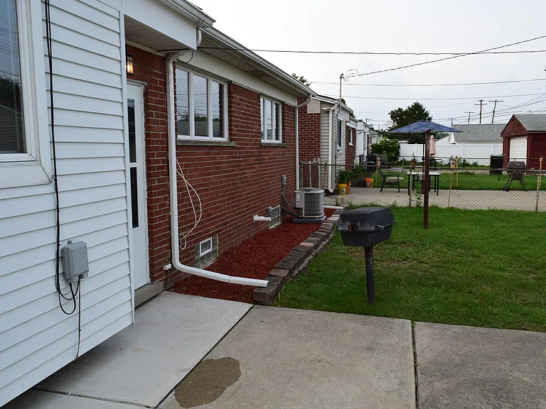 2459 Medford St — Photo 49