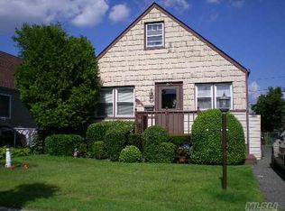 128 Riviera Pkwy, Lindenhurst, NY 11757