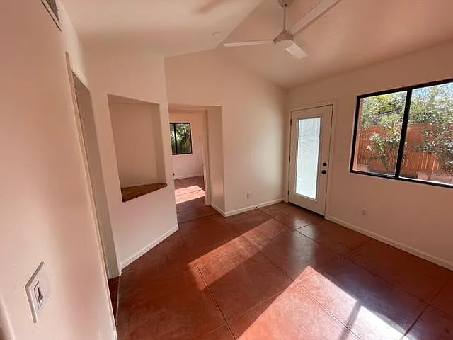 2732 E Helen St — Photo 9