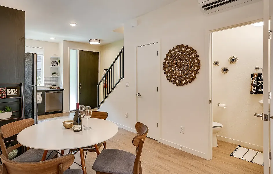 2 bed, 908 sqft, $2,200 — Photo 4