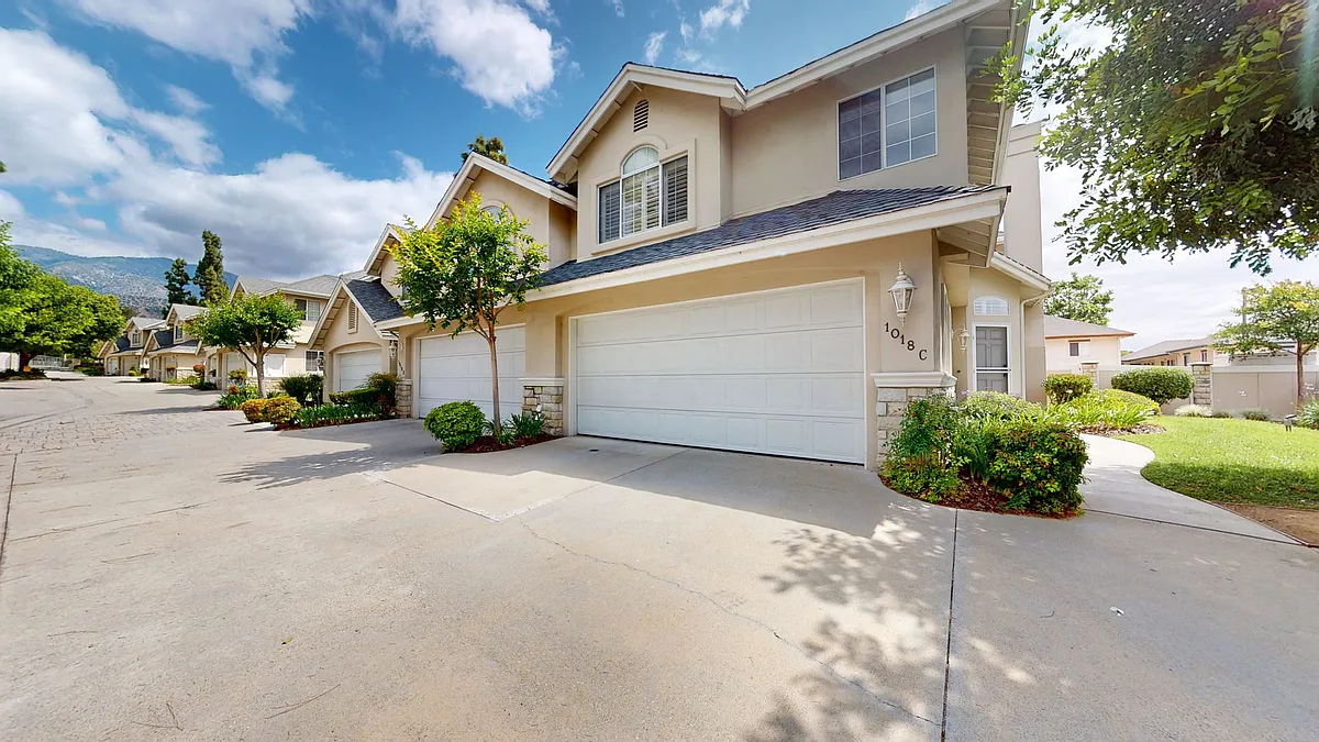 Building Photo - 1018 Royal Oaks Dr #C