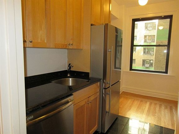 4th image of 210 E 68th St APT 4A