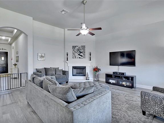 5th image of 913 Hartman Dr
