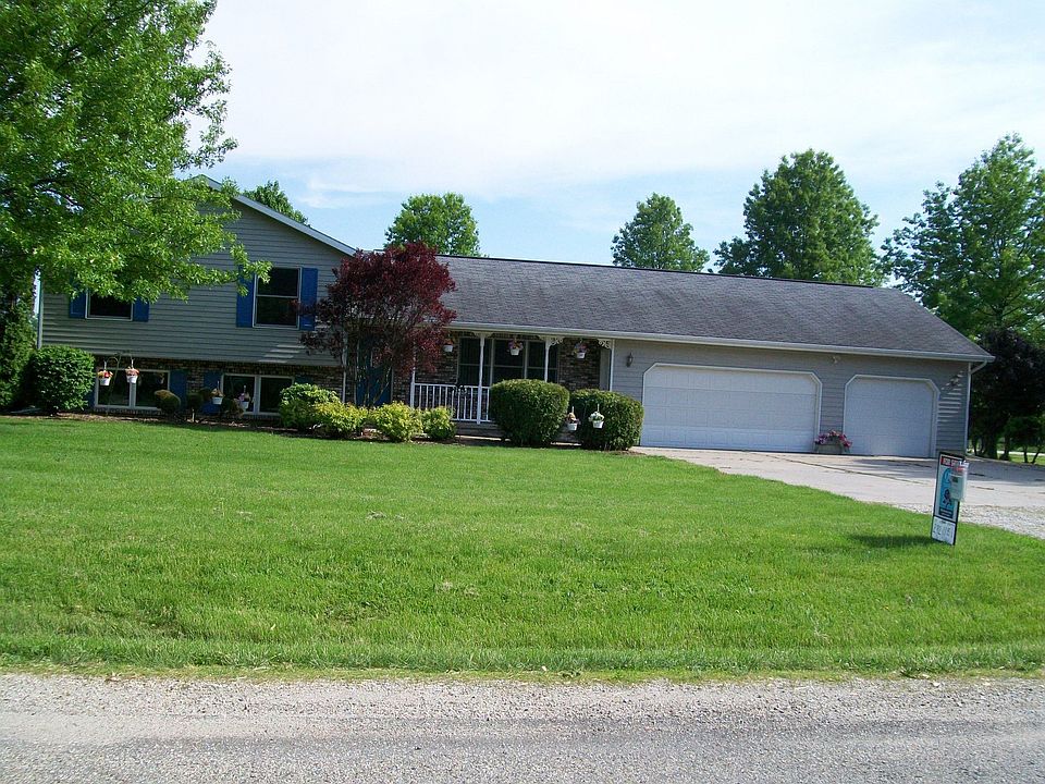Beautiful landscaped tri-level, plus basement