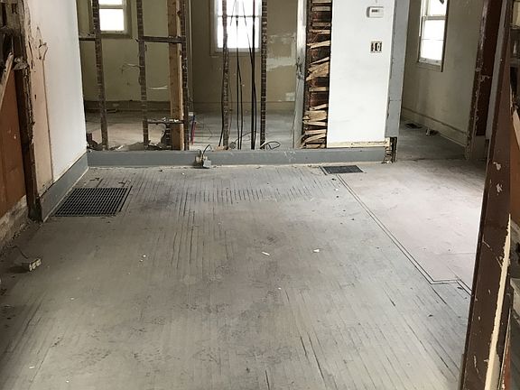 3rd image of 493 Lilley Ave
