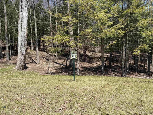 3433 Nuthatch Ln, Marquette, MI 49855