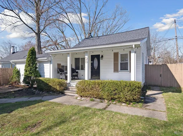 98 Waterly Ave, Waterford, MI 48328