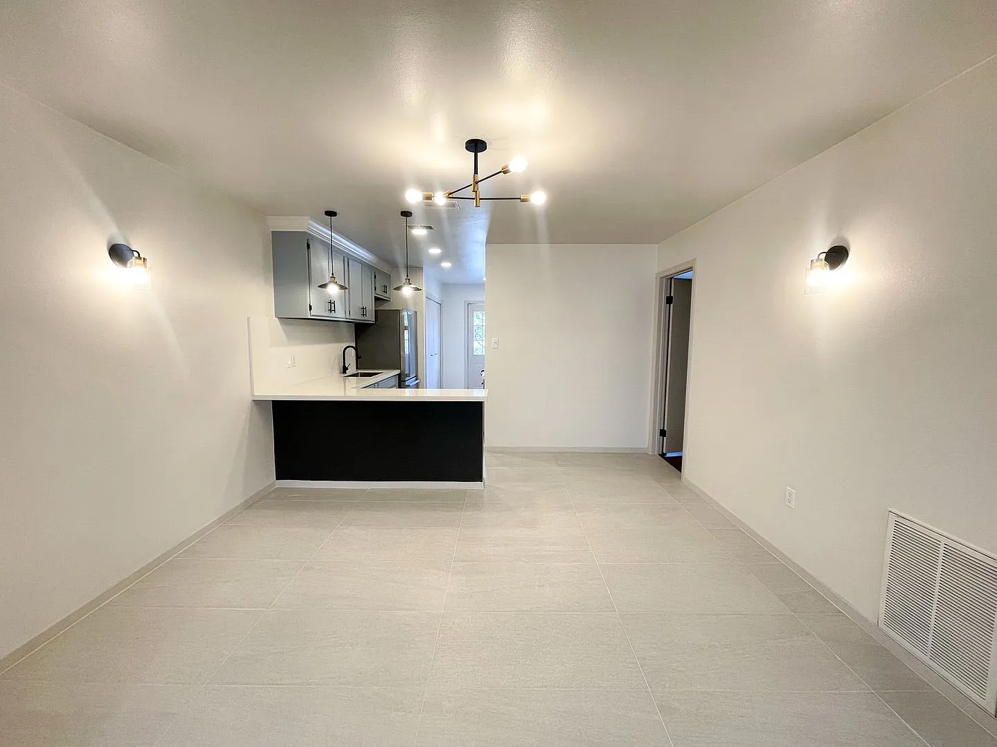 Centrally Located Apartment with Pool!! — Photo 1