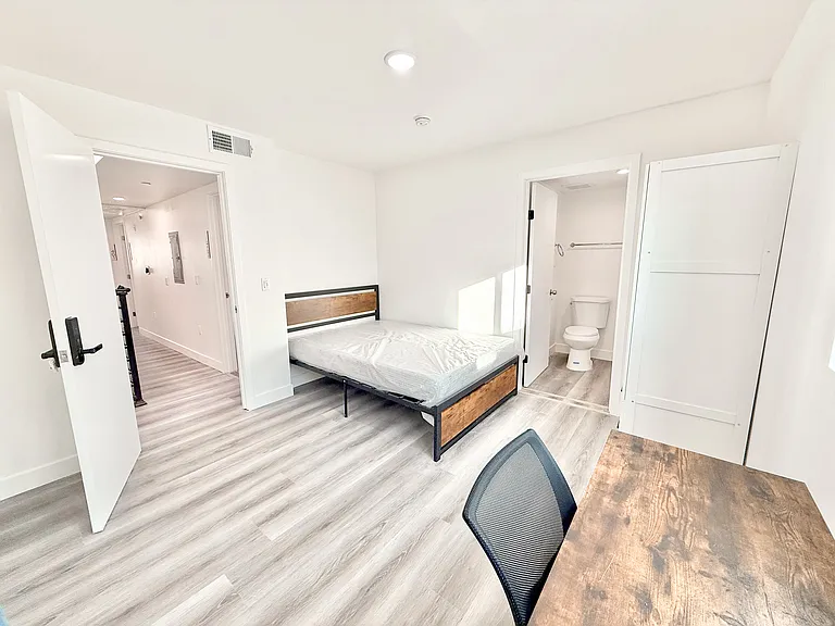 1329 W 36th St — Photo 35