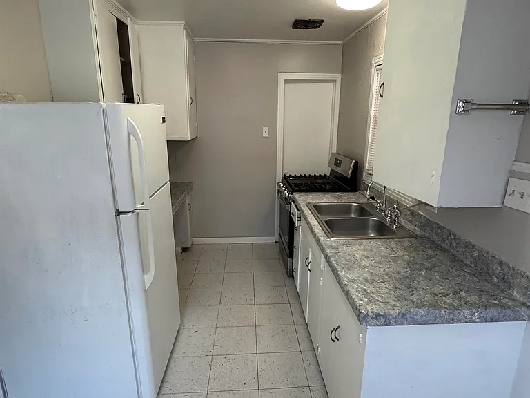 407 E Gilbert St — Photo 3