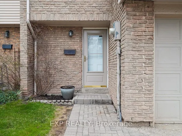 1556 Lancaster Dr #72, Oakville, ON L6H 2Z4