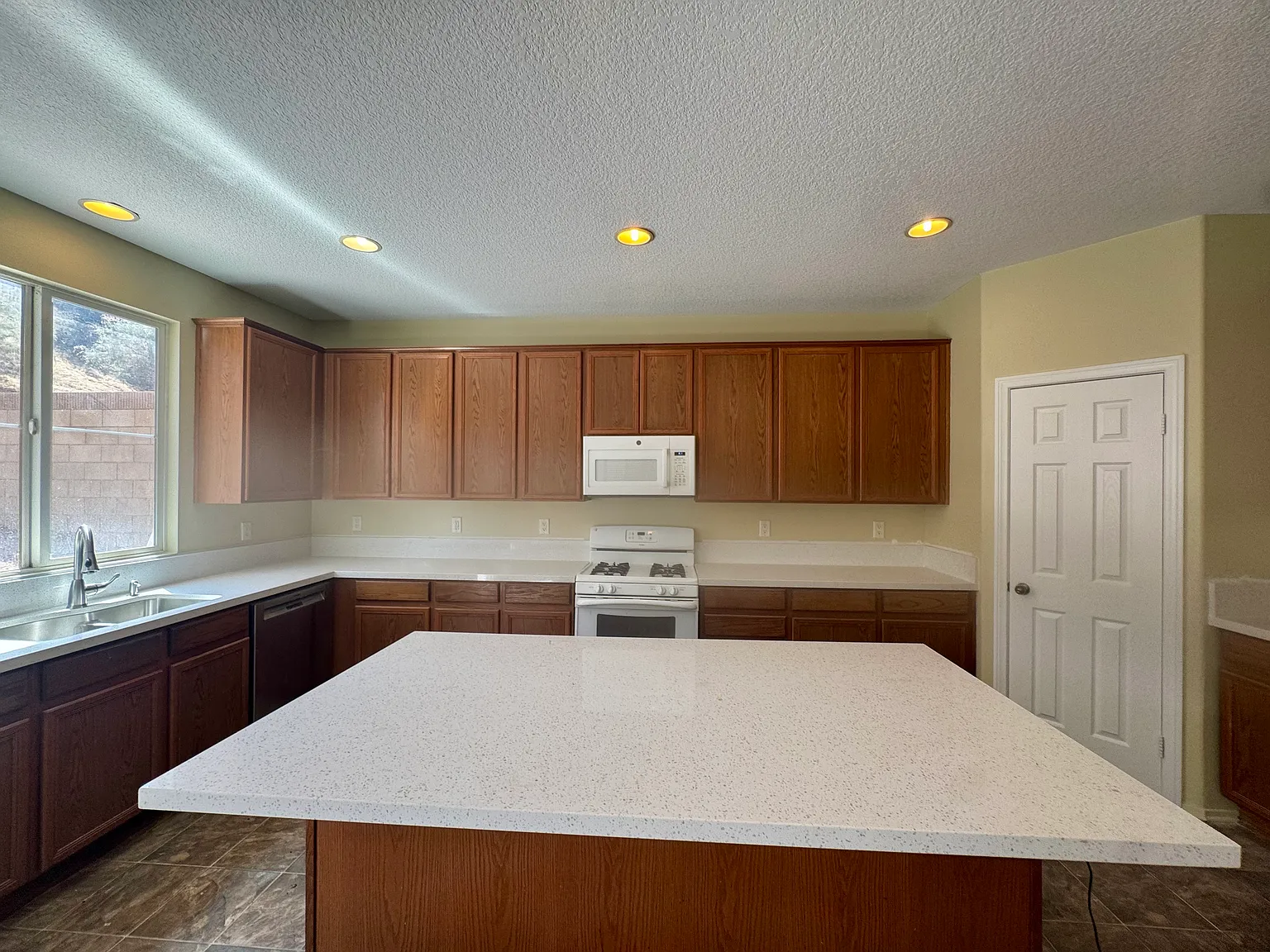 4 bed, 3062 sqft, $4,250 — Photo 2