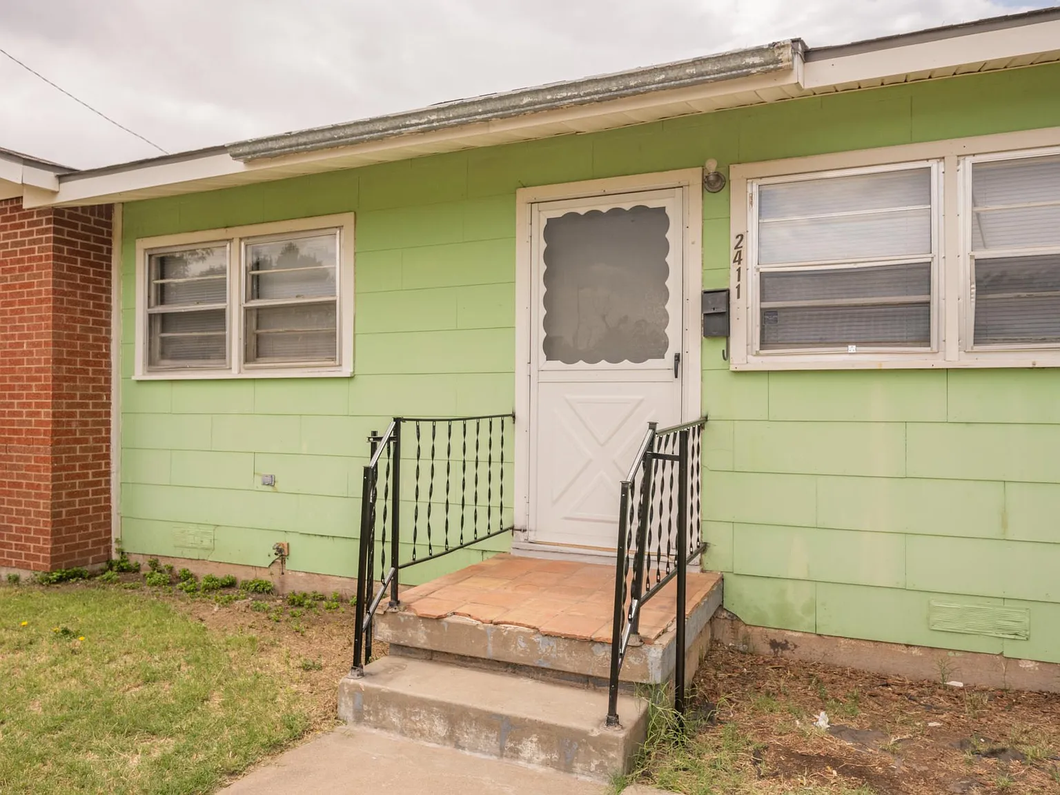 2411 N Vernon St — Photo 1